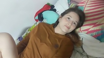 发现我的朋友米兰达的秘密导致了一场狂野的无套性爱。