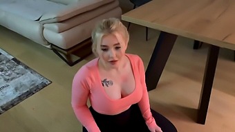 一个穿着性感紧身裤的性感清洁女工,为了钱什么都愿意干。