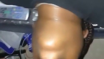 一个臀部丰满的侏儒未经允许进入我的家