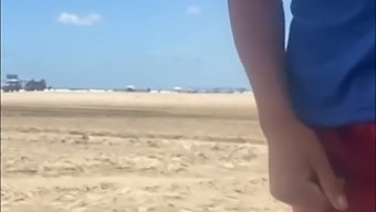 我去海边,让小伙子把我揣在口袋里