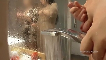 继母在浴室里抓住了他,看到他勃起的样子很兴奋。