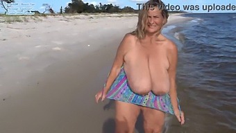 享受一个免费的宣传预览,一个成熟的女人在海滩上展示她的曲线和资产。