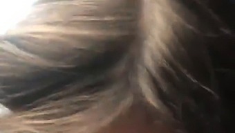 妹子在跟女友训练,结果湿了一大片