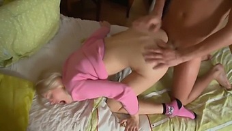 我大力插入继妹未经人事的后端,让它喷出精液