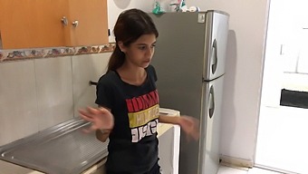 我那胸部小小的继妹在我们父母买的新房子里给我口交。