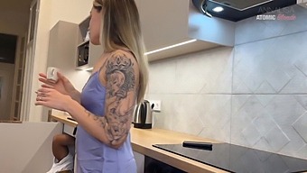大屌水管工检查房子的管道