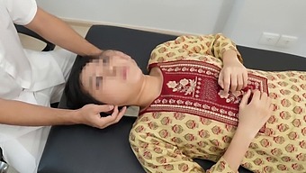 娇小的亚洲学生给了一个感性的按摩