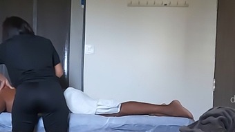 Manipuri女孩在水疗中心里的情色按摩