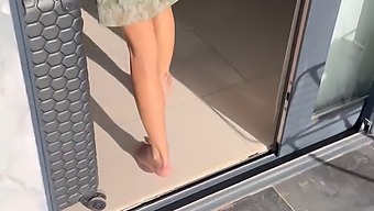 小骚妹在另一个房间里口交,男友说意大利语。