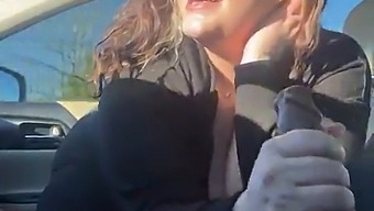 自然胸部的意大利帅哥享受金发美女的快感