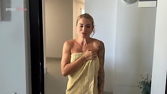 业余小伙子被邻居的嘴塞满了鸡巴。