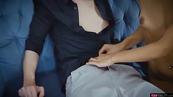 令人惊叹的少女美女接受激情情人的面部护理