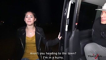 业余亚洲宝贝在皮卡车里被拉伸并被精液覆盖