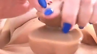 年长的女人在工作休息时享受自己