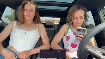 Nadia Foxx 和 Serenity Cox 在公共场合使用 Lush 遥控振动器,通过驱动器达到高潮。