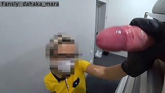 亚洲酒店女佣发现我在自慰,并顽皮地导致高潮