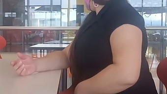 真正的熟女在商场边的遭遇中被精液填满她紧绷的屁股