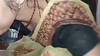 拉丽塔·巴比和她的继兄弟的亲密接触导致在她湿润而紧绷的18岁阴户里射精