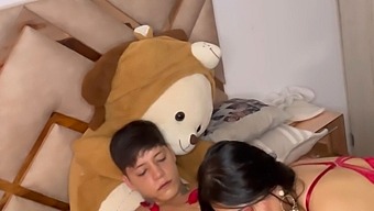 丰满的棕发女郎狂野的情人节性爱装的高清视频