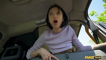Madison Quinn的俄罗斯美女在假出租车中进行激烈的性爱场景