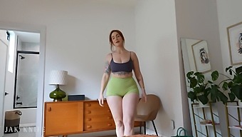 我的继母和她最好的朋友Siri Dahl和Dana DeArmond在这个热门视频中一起回味他们狂野的大学时光