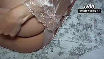 你射在我屄里了吗?——一个男人把继母的骚屄内射了出来