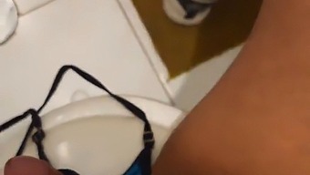 一个业余小伙子在浴室里被他朋友的淘气妈妈吸了一口