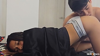 第一次与不忠的女友肛交:美丽的棕发女郎变得淘气