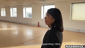 房地产经纪人在观赏房产和厕所里被操,以换取销售