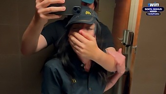 公共洗手间遭遇导致激烈的性接触 - Eva Soda