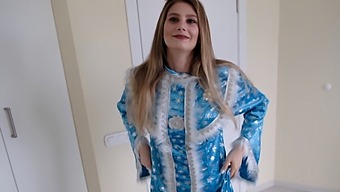 俄罗斯美女Snegurka的送货失事导致与一个阳具丰满的男人的热辣邂逅