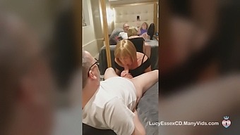 诱人的变性女孩Pauline给Mikes的巨大成员深喉,直到他在她嘴里达到高潮