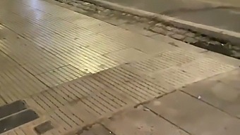 年轻女子的初夜以公共邂逅结束
